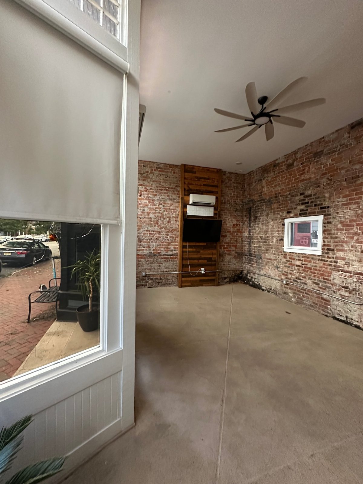The floor clear, facing the lounge wall